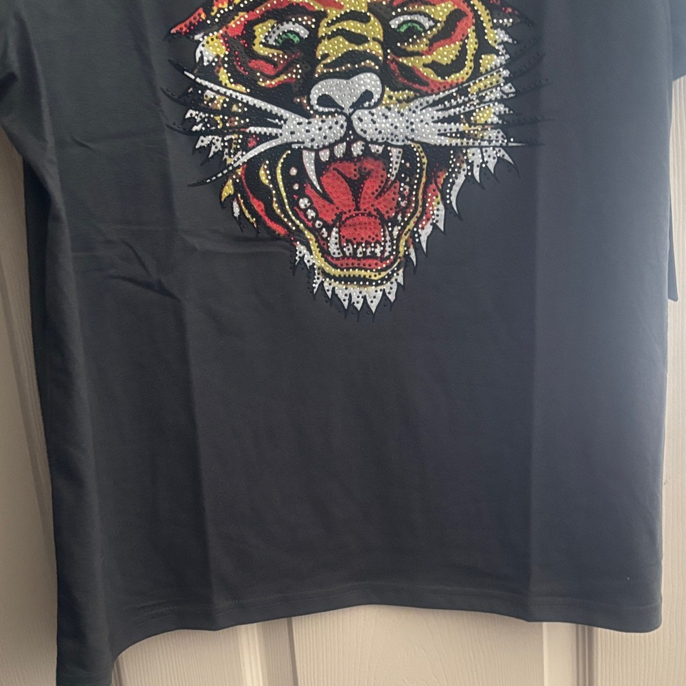 Ed Hardy Black Tee with Vibrant Tiger Design - Picture 6 of 10